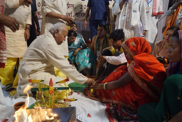 बिटिया के पांव पखारते सरसंघचालक श्री मोहन भागवत जी।