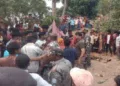 युवती के अपहरण के बाद गांव में जुड़ी भीड़ (फोटो सौजन्य- lagatar.in)