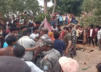 युवती के अपहरण के बाद गांव में जुड़ी भीड़ (फोटो सौजन्य- lagatar.in)