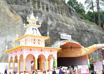सिलक्यारा टनल और उसके पास बना मंदिर