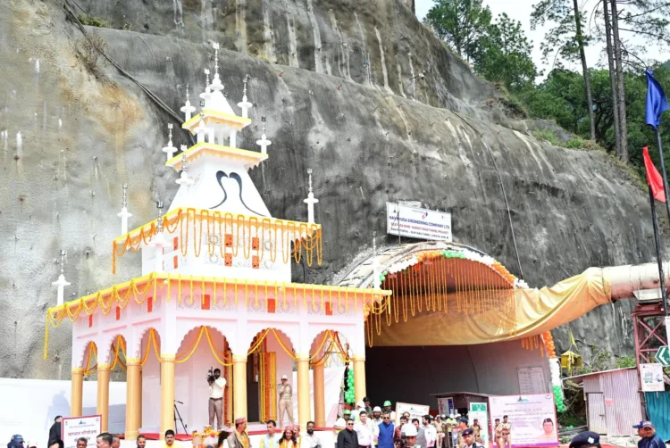 सिलक्यारा टनल और उसके पास बना मंदिर