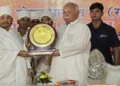 कार्यक्रम में श्री मोहनराव भागवत का सम्मान करते आश्रम के संत
