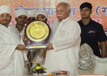 कार्यक्रम में श्री मोहनराव भागवत का सम्मान करते आश्रम के संत