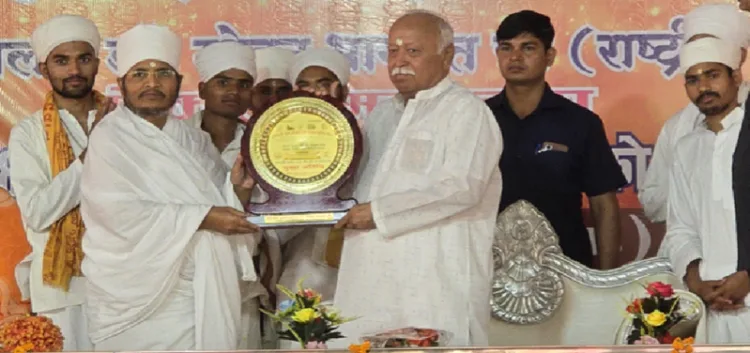कार्यक्रम में श्री मोहनराव भागवत का सम्मान करते आश्रम के संत