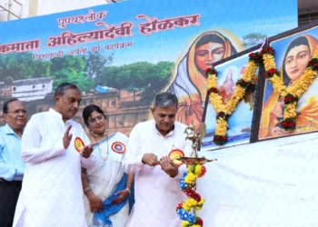 दीप प्रज्ज्वलित कर कार्यक्रम का उद्घाटन करते श्री दत्तात्रेय होसबाले