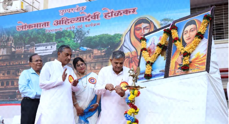दीप प्रज्ज्वलित कर कार्यक्रम का उद्घाटन करते श्री दत्तात्रेय होसबाले