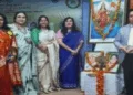 गोष्ठी के उद्घाटन के अवसर पर सांसद बांसुरी स्वराज और अन्य अतिथि