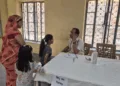 शिविर में रोगी देखते एक चिकित्सक
