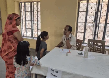 शिविर में रोगी देखते एक चिकित्सक