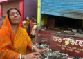 शमशेरगंज में हिंदू महिला की दुकान जला दी गई। अमित मालवीय ने अपने सोशल मीडिया 
प्लेटफॉर्म पर यह फोटो साझा की।
