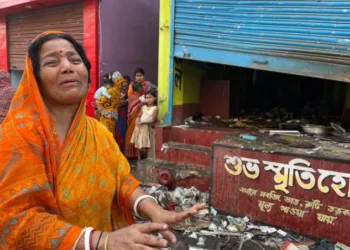 शमशेरगंज में हिंदू महिला की दुकान जला दी गई। अमित मालवीय ने अपने सोशल मीडिया 
प्लेटफॉर्म पर यह फोटो साझा की।