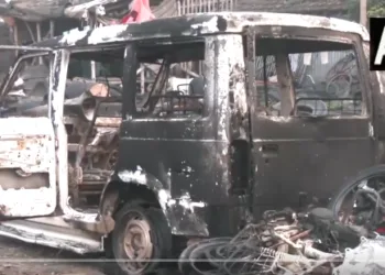 शमशेरगंज में गाड़ी को किया आग के हवाले