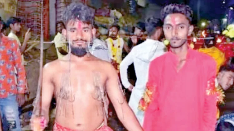 बाना पहनकर शोभा यात्रा निकालते श्रद्धालु