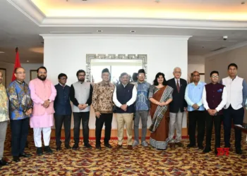 नाहदतुल उलमा के अध्यक्ष अब्शार अब्दल्ला व अन्य के साथ भारत के सांसदों का प्रतिनिधिमंडल