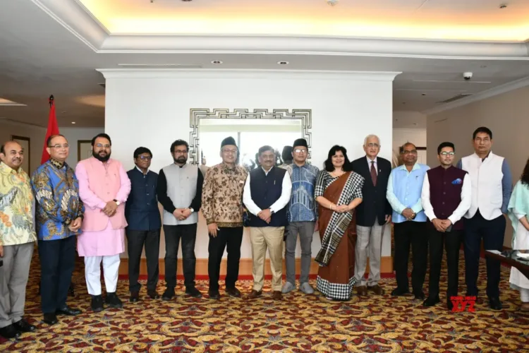 नाहदतुल उलमा के अध्यक्ष अब्शार अब्दल्ला व अन्य के साथ भारत के सांसदों का प्रतिनिधिमंडल