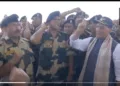 भुज एयरफोर्स स्टेशन पर वायु योद्धाओं के साथ रक्षा मंत्री राजनाथ सिंह।