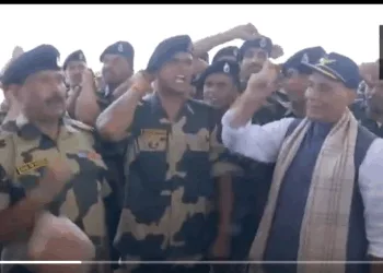 भुज एयरफोर्स स्टेशन पर वायु योद्धाओं के साथ रक्षा मंत्री राजनाथ सिंह।