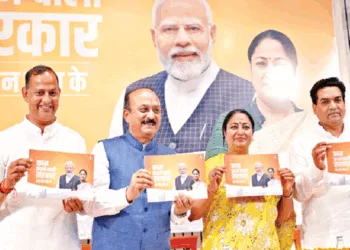 सरकार के 100 दिन पूरे होने पर ‘काम करने वाली सरकार’ शीर्षक से स्मारिका जारी करती हुईं मुख्यमंत्री रेखा गुप्ता। साथ में हैं अन्य मंत्रिगण।