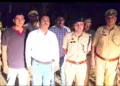 मुठभेड़ की जानकारी देते पुलिस अधिकारी