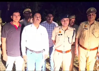 मुठभेड़ की जानकारी देते पुलिस अधिकारी