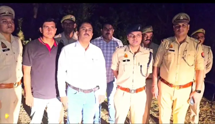 मुठभेड़ की जानकारी देते पुलिस अधिकारी