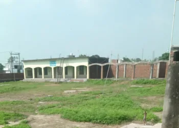 सरकारी जमीन पर अवैध रूप से बना था मदरसा, जिसे ध्वस्त किया गया।