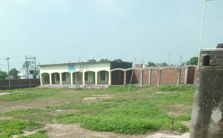 सरकारी जमीन पर अवैध रूप से बना था मदरसा, जिसे ध्वस्त किया गया।