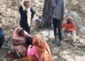 शोकाकुल लक्ष्मी के परिजन