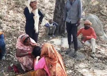 शोकाकुल लक्ष्मी के परिजन