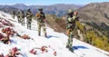 एलओसी पर पेट्रोलिंग करते भारतीय जांबाज