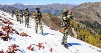एलओसी पर पेट्रोलिंग करते भारतीय जांबाज