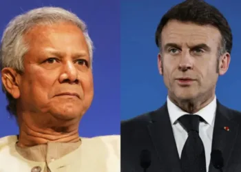 फ्रांस के राष्ट्रपति इमैनुएल मैक्रों (दाएं) ने बांग्लादेश के मुख्य सलाहकार मोहम्मद यूनुस को संभवत: उनका कद याद दिलाया