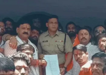 कार्रवाई की मांग को लेकर लोग एकत्र हुए