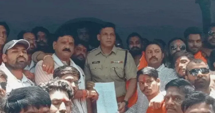 कार्रवाई की मांग को लेकर लोग एकत्र हुए