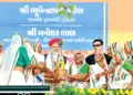 प्रधानमंत्री को सिंदूर का पाैधा भेंट करतीं 1971 के युद्ध की वीरांगनांए