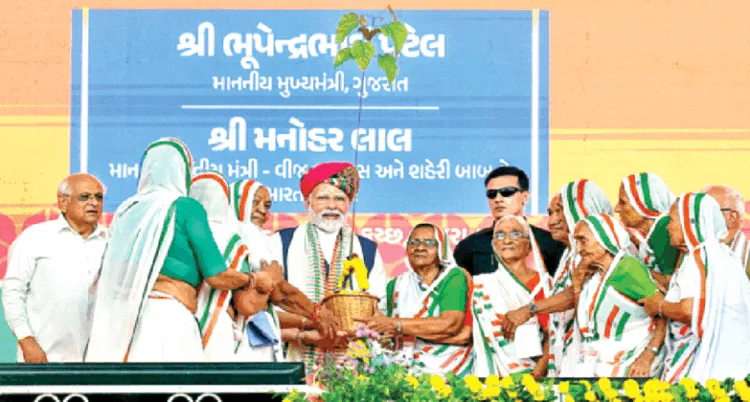 प्रधानमंत्री को सिंदूर का पाैधा भेंट करतीं 1971 के युद्ध की वीरांगनांए