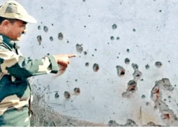 रिहायशी इलाकों में पाकिस्तान की ओर से की जा रही गालीबारी में क्षतिग्रस्त घर