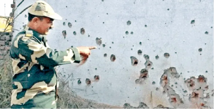 रिहायशी इलाकों में पाकिस्तान की ओर से की जा रही गालीबारी में क्षतिग्रस्त घर