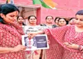 भारत द्वारा पाकिस्तान में माैजूद आतंकी ठिकानों को नष्ट करने पर खुशी जाहिर करतीं भारतीय महिलाएं