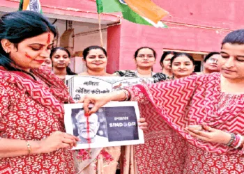भारत द्वारा पाकिस्तान में माैजूद आतंकी ठिकानों को नष्ट करने पर खुशी जाहिर करतीं भारतीय महिलाएं