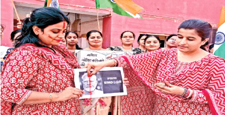 भारत द्वारा पाकिस्तान में माैजूद आतंकी ठिकानों को नष्ट करने पर खुशी जाहिर करतीं भारतीय महिलाएं