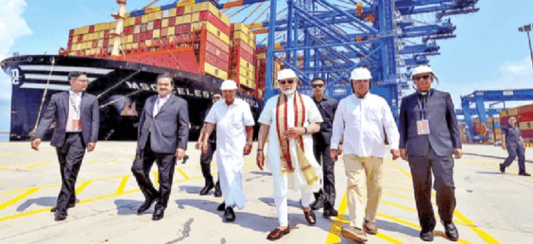 बंदरगाह का निरीक्षण करते प्रधानमंत्री नरेन्द्र मोदी और मुख्यमंत्री पिनरई विजयन