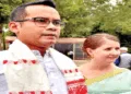 अपनी पत्नी एलिजाबेथ कोलबर्न के साथ गौरव गोगोई