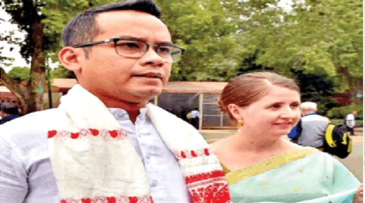 अपनी पत्नी एलिजाबेथ कोलबर्न के साथ गौरव गोगोई