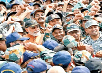 आदमपुर वायुसेना अड्डे पर वायु सैनिकों के साथ प्रधानमंत्री नरेन्द्र मोदी