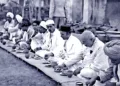 1930: रत्नागिरी में विभिन्न जातियों के प्रतिनिधियों के साथ भोजन करते सावरकर