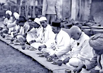 1930: रत्नागिरी में विभिन्न जातियों के प्रतिनिधियों के साथ भोजन करते सावरकर