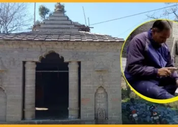 वीर हनुमान मंदिर और घेरे में पत्थरों पर राम नाम उकेरते बिहारी लाल | चित्र सौजन्य- दैनिक जागरण
