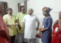 पूजा चौधरी का सम्मान करने के बाद उनके माता-पिता से बात करते श्री मोहनराव भागवत