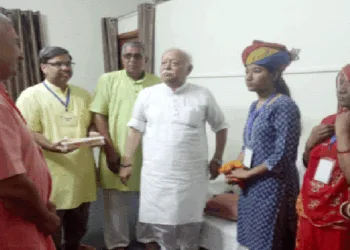 पूजा चौधरी का सम्मान करने के बाद उनके माता-पिता से बात करते श्री मोहनराव भागवत
